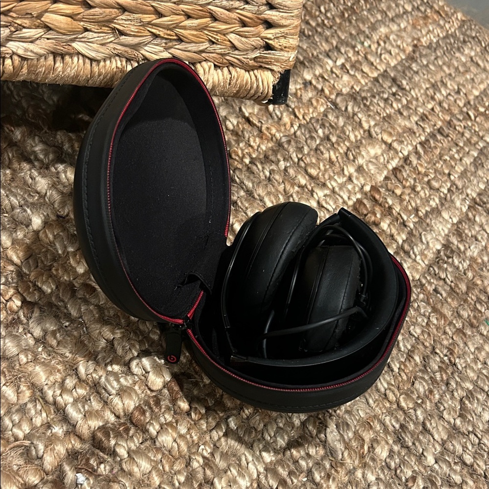 Beats Solo 3 Bluetooth Wireless Over-Ear Headphones - Picture 2 of 10